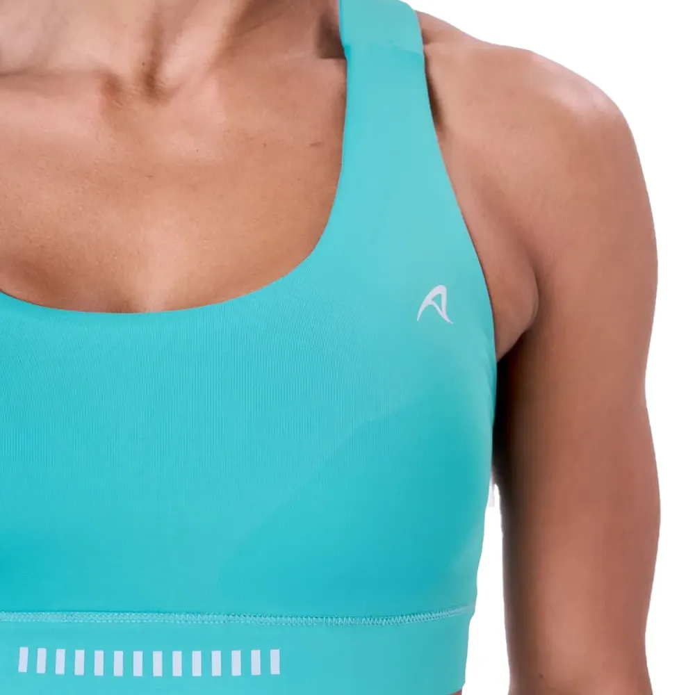 Top esportivo feminino azul claro Authen com logo branco no decote, modelo vestindo o top.